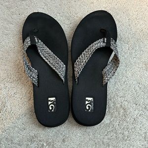 Teva flip flops size 10 women’s